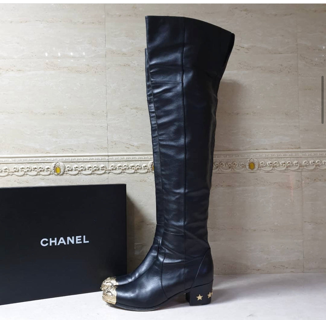 Chanel over the knee boots outfit  Black legging outfits  Black And White  Outfit Kneehigh boot Leather jacket